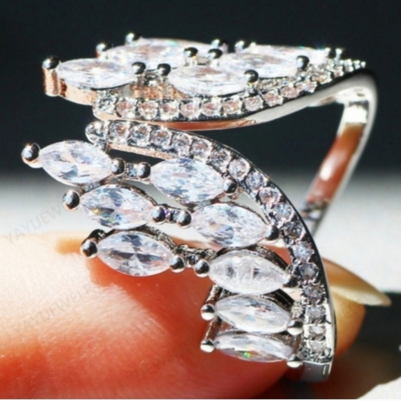 🎀Sparkling Angle Wing Ring - Picture 3 of 8